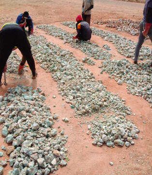 FLOURITE SORTING & GRADING